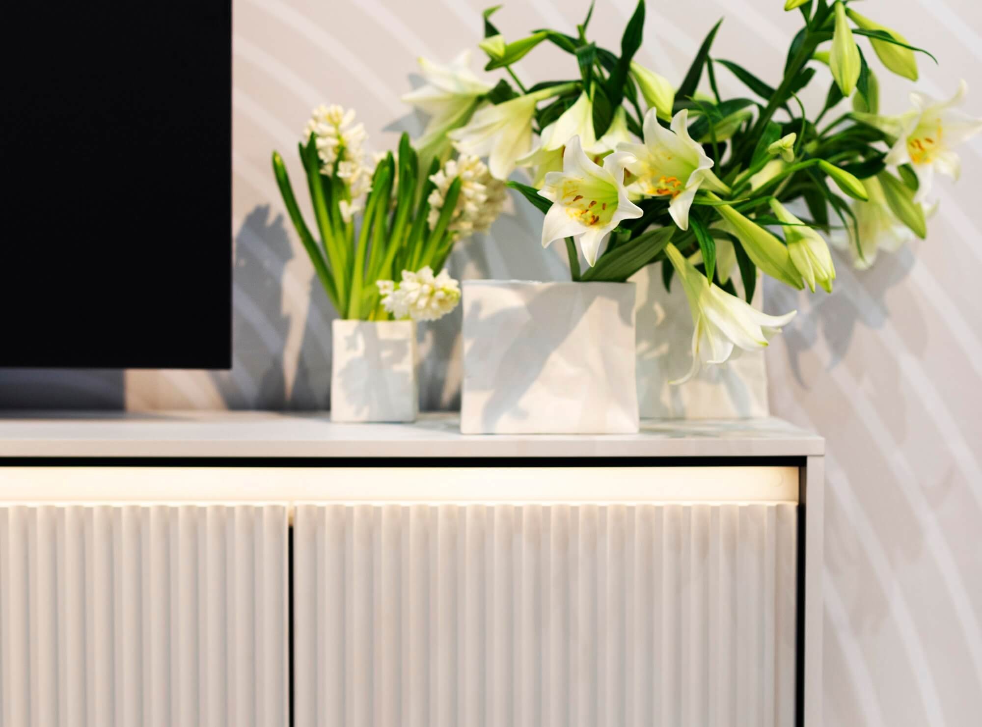 TREND 02 frēzēta kumode ar baltām/melnām kājām — изображение 3