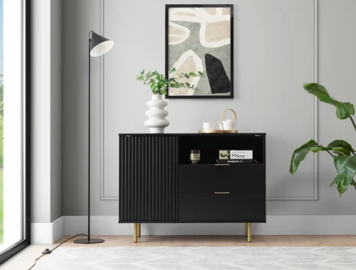 Sula kumode 107 cm melna, eleganta un funkcionāla kumode ar dekoratīvu rievotu priekšpusi, kas bagātināta ar metāla rokturiem.