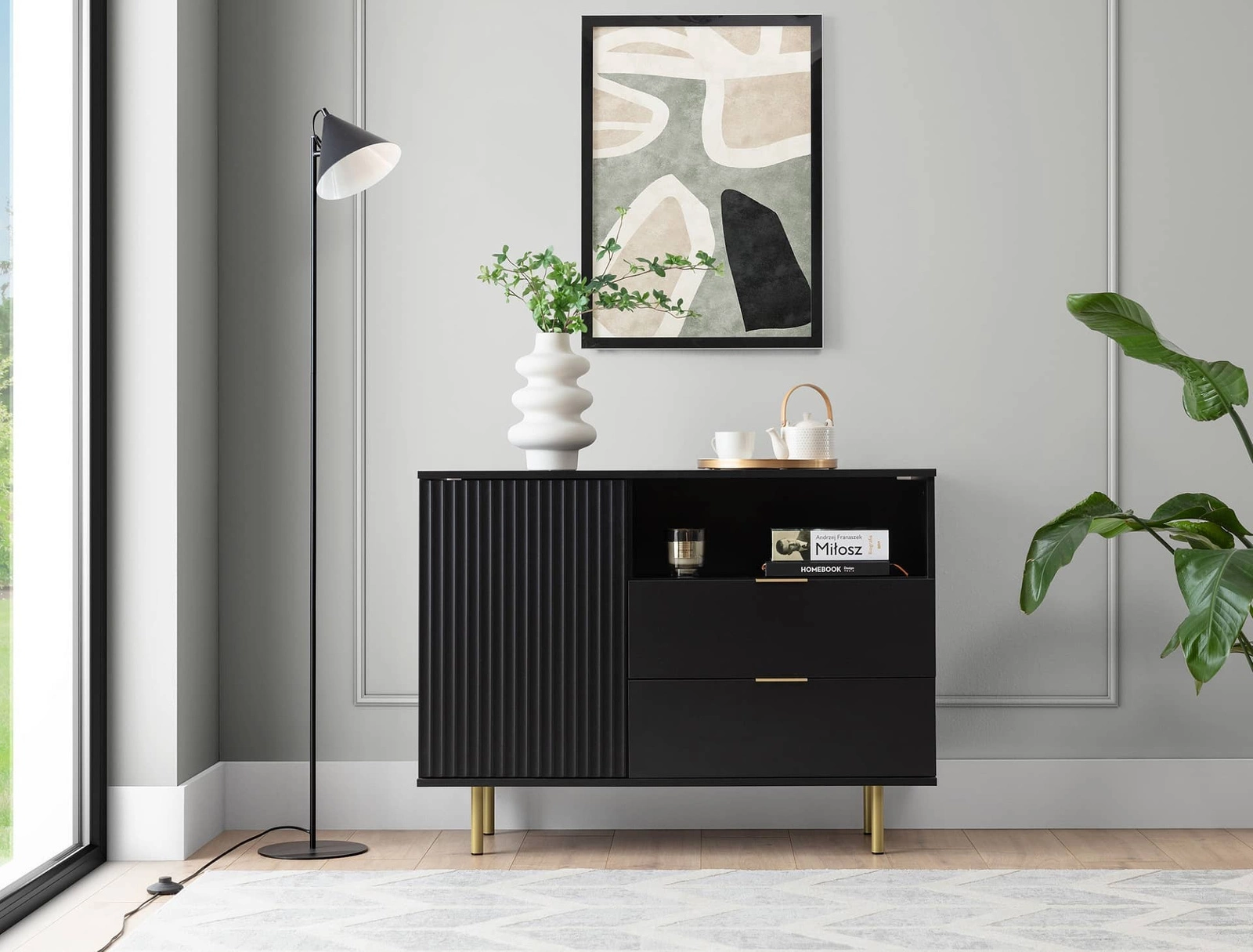Sula kumode 107 cm melna, eleganta un funkcionāla kumode ar dekoratīvu rievotu priekšpusi, kas bagātināta ar metāla rokturiem.