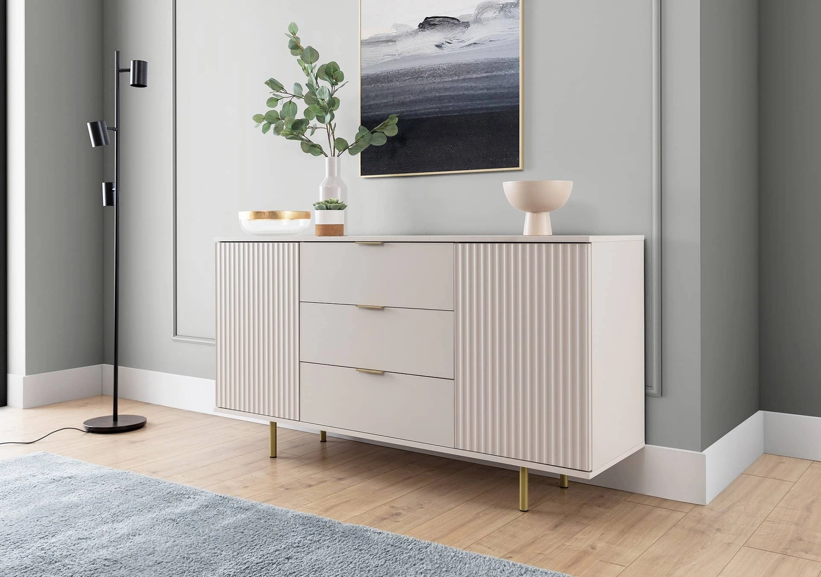 Sula kumode 150 cm bēšā krāsā, eleganta un funkcionāla kumode ar dekoratīvām rievām fasādēs un metāla rokturiem