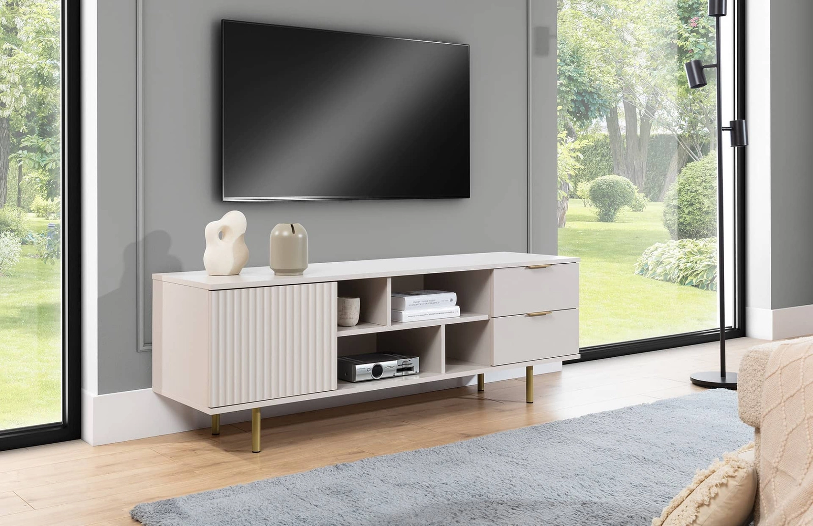 Sula TV skapītis, 150 cm, bēšs, elegants dizains, dekoratīva rievota priekšpuse ar atvēršanas mehānismu, augstas metāla kājas