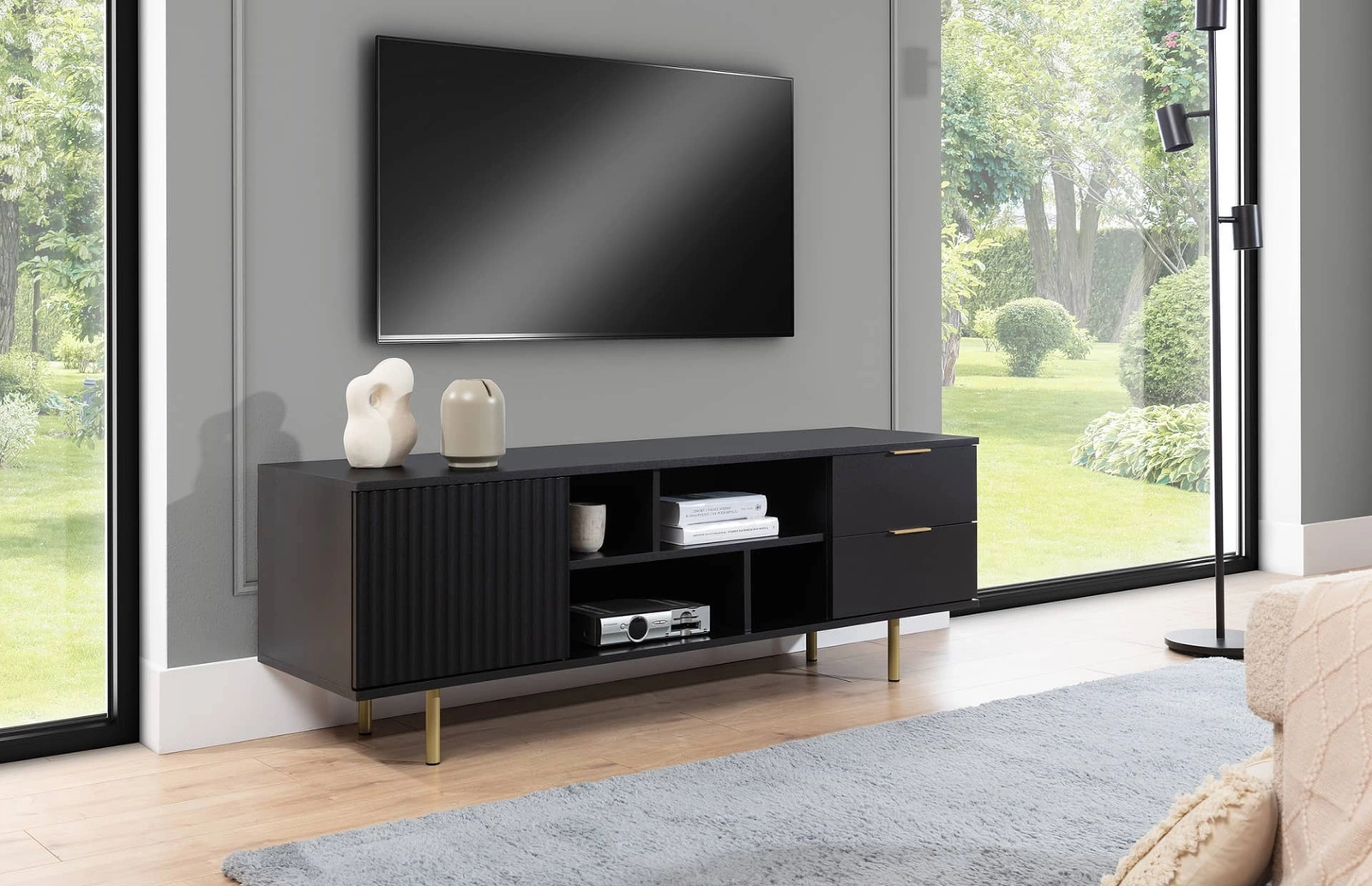 Sula TV skapītis, 150 cm, melns, elegants dizains, dekoratīva rievota priekšpuse ar atvēršanas mehānismu, augstas metāla kājas